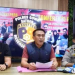 Plt Kasatreskrim Polres Gowa, Iptu Arman Tarru (tengah), bersama Kanit Resmob Reskrim Polres Gowa, Ipda Andi Muhammad Alfian (kiri), dan Kapolsek Tompobulu, Iptu Rizal (kanan), memberikan keterangan kepada wartawan dalam konferensi pers pengungkapan kasus di Mapolres Gowa, Sulawesi Selatan, Minggu malam (3/5/2026).
