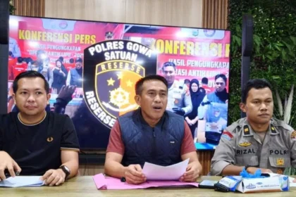 Plt Kasatreskrim Polres Gowa, Iptu Arman Tarru (tengah), bersama Kanit Resmob Reskrim Polres Gowa, Ipda Andi Muhammad Alfian (kiri), dan Kapolsek Tompobulu, Iptu Rizal (kanan), memberikan keterangan kepada wartawan dalam konferensi pers pengungkapan kasus di Mapolres Gowa, Sulawesi Selatan, Minggu malam (3/5/2026).