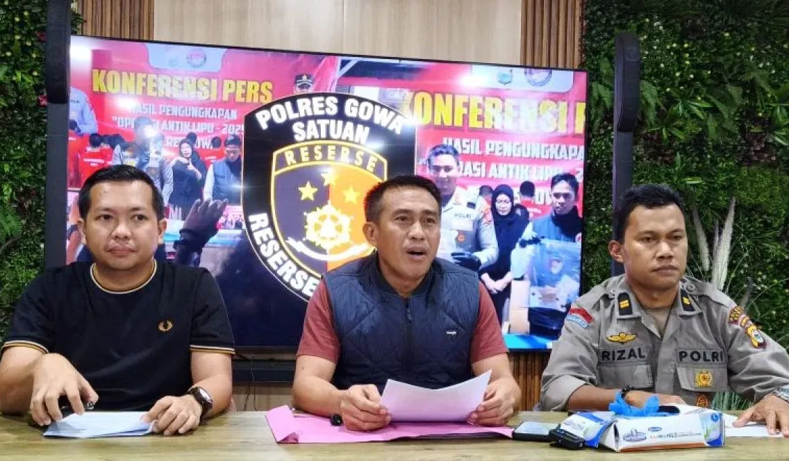 Plt Kasatreskrim Polres Gowa, Iptu Arman Tarru (tengah), bersama Kanit Resmob Reskrim Polres Gowa, Ipda Andi Muhammad Alfian (kiri), dan Kapolsek Tompobulu, Iptu Rizal (kanan), memberikan keterangan kepada wartawan dalam konferensi pers pengungkapan kasus di Mapolres Gowa, Sulawesi Selatan, Minggu malam (3/5/2026).