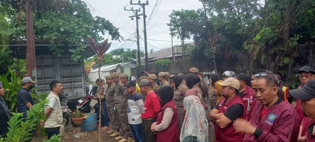 PKL Barawaja bongkar lapak secara mandiri
