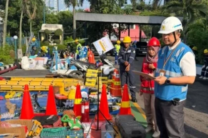 Manager PLN UP3 Serpong memeriksa kesiapan peralatan jasa konstruksi dan perlengkapan keselamatan kerja