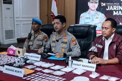 Polrestabes Makassar merilis pengungkapan jaringan narkoba internasional dengan barang bukti sabu 1,45 kilogram