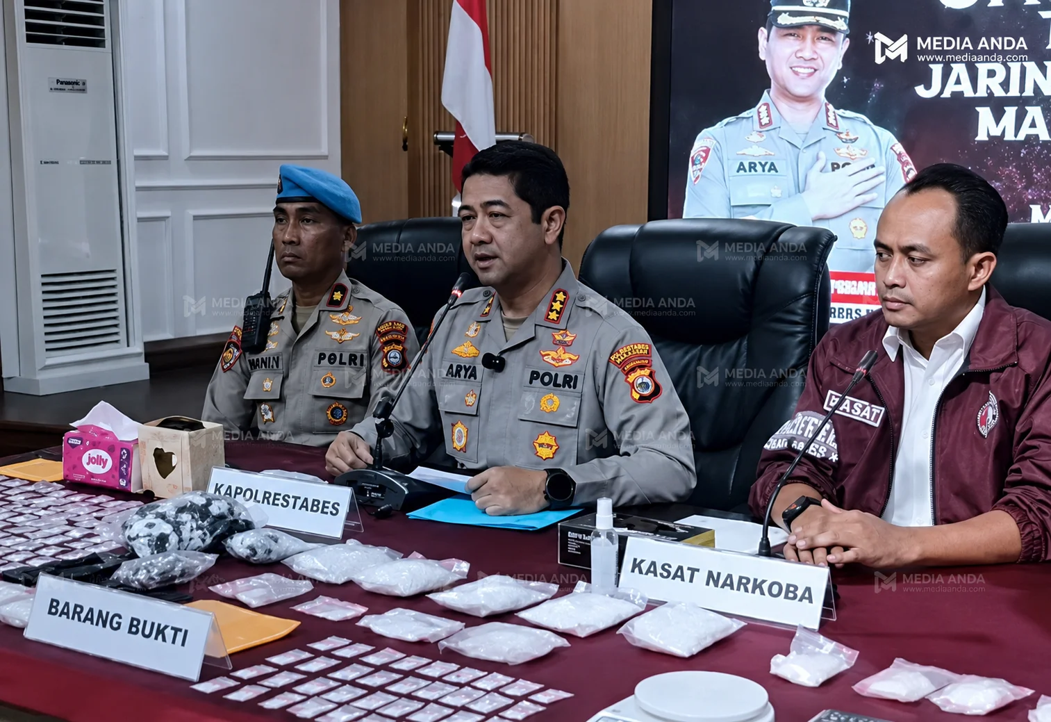 Polrestabes Makassar merilis pengungkapan jaringan narkoba internasional dengan barang bukti sabu 1,45 kilogram