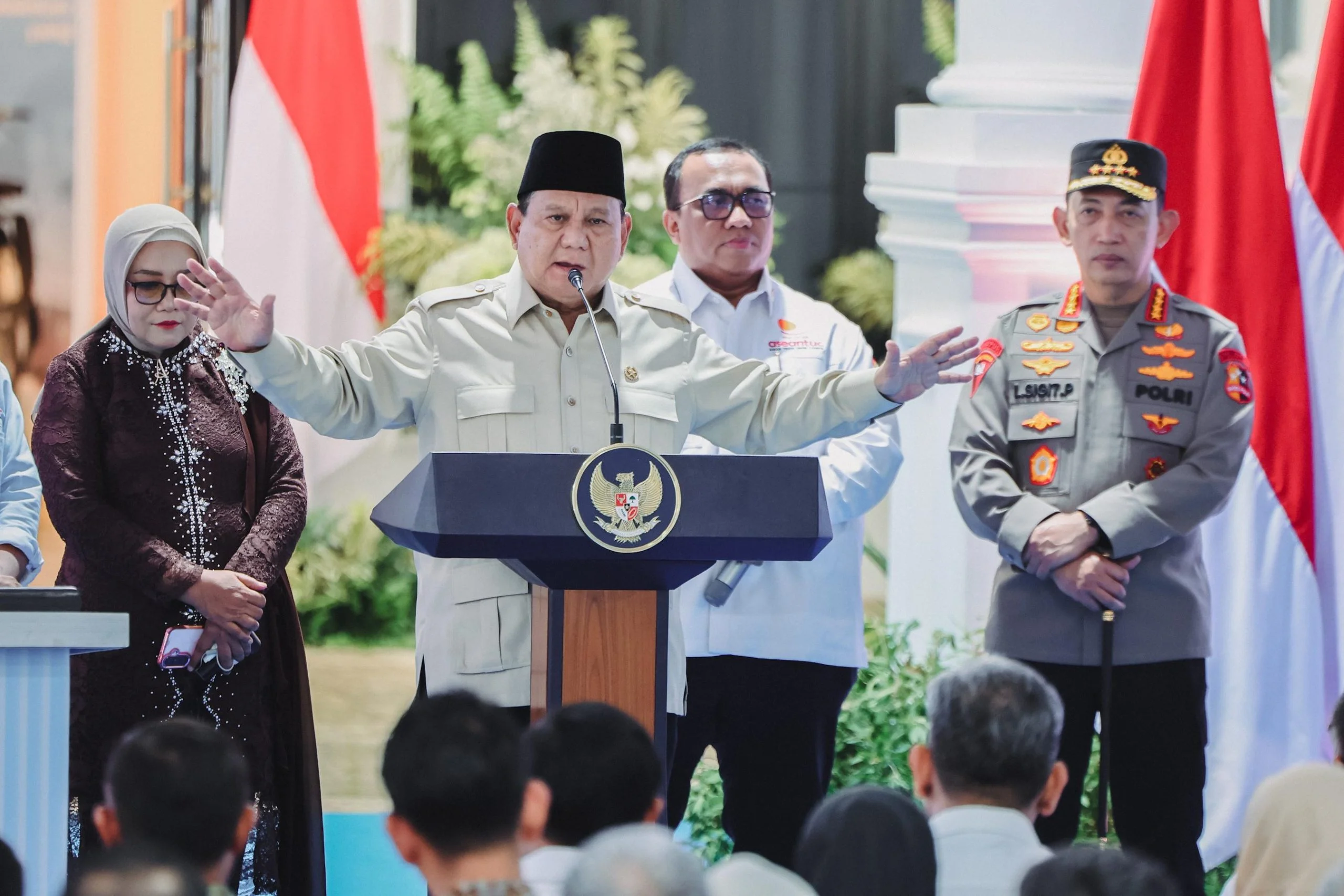 Presiden Prabowo Subianto menandatangani prasasti saat peresmian Museum dan Rumah Singgah Marsinah di Nganjuk Jawa Timur.