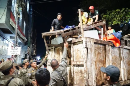 Penertiban pasar tumpah di Jalan Veteran Makassar