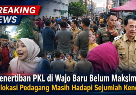 Petugas gabungan Kecamatan Bontoala saat melakukan penertiban PKL di wilayah Kelurahan Wajo Baru, Kota Makassar.