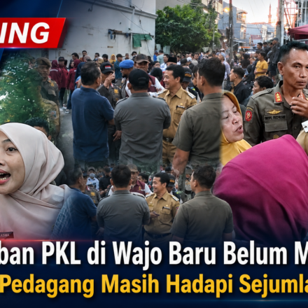 Petugas gabungan Kecamatan Bontoala saat melakukan penertiban PKL di wilayah Kelurahan Wajo Baru, Kota Makassar.