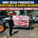 Massa BMKI menggelar aksi unjuk rasa terkait dugaan pungli di Samsat Bulukumba.