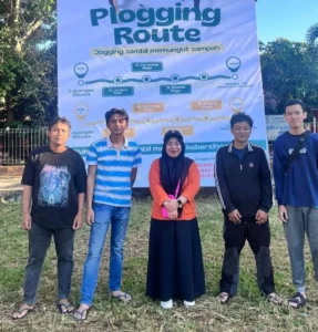 Ketua dan pengurus PK KNPI Manggala mengikuti aksi plogging Hari Lingkungan Hidup Sedunia 2026 di Kecamatan Manggala.