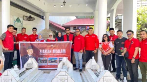Pengurus dan kader DPC PDI Perjuangan Kota Makassar melakukan ziarah ke makam Pangeran Diponegoro.