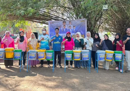 Pengurus DPD KNPI Kota Makassar menyerahkan bantuan tempat sampah kepada warga Kelurahan Lakkang.