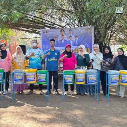 Pengurus DPD KNPI Kota Makassar menyerahkan bantuan tempat sampah kepada warga Kelurahan Lakkang.